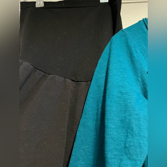 Bundle 2 maternity items, black stretch soft leggings + teal ruched rose top - Picture 2 of 7
